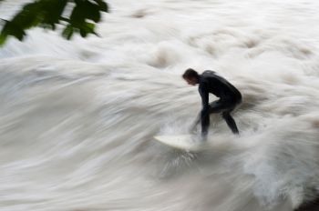 04-04-ulrich-hoelscher-eiskanal münchen
